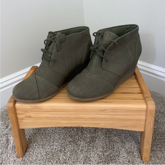 Maurices Olive Green Ankle Wedge Heel Booties Size 8 - Picture 1 of 5